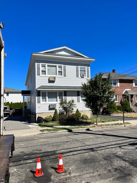 Building Photo - 333 Semel Ave