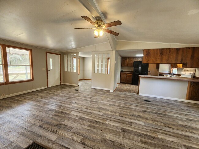 Building Photo - 3 bed, 2 bath on 1/3 Acre of FENCED land.