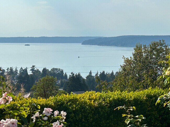 Building Photo - Stunning Home with Breathtaking Views in T...