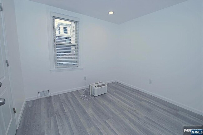 Building Photo - 454 Undercliff Ave