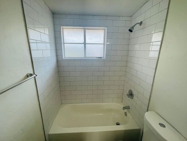 Building Photo - Fully Remodeled 2 Bed / 1 Bath Unit in Cen...