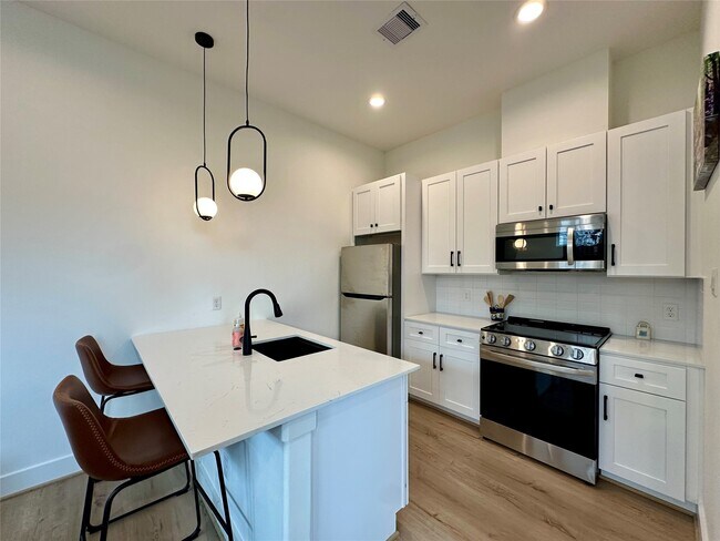 Building Photo - 203 Danna Ln