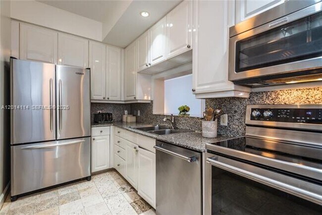 Building Photo - 888 Brickell Key Dr