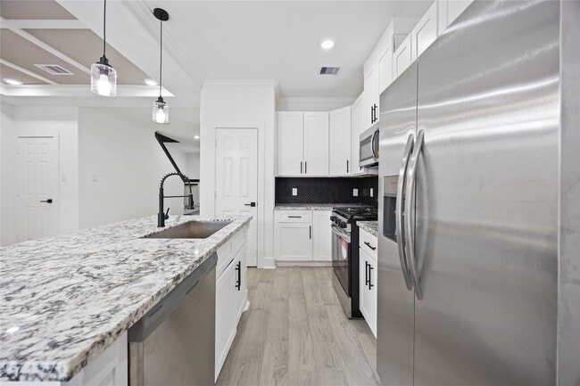 Building Photo - 6726 Paris St