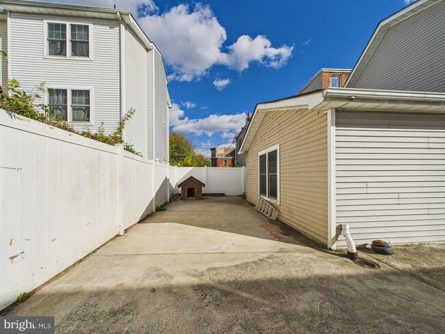 Building Photo - 3951 Aspen St