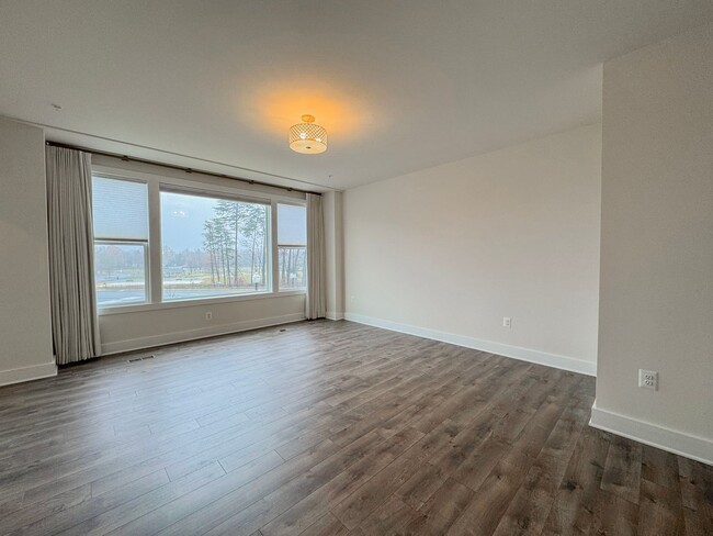 Building Photo - Modern 3 Bed 2.5 Bath Townhome With Balcon...