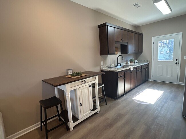 Building Photo - 404 Cedar Ln