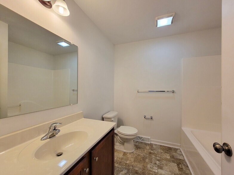 Building Photo - 749 Winding Ln