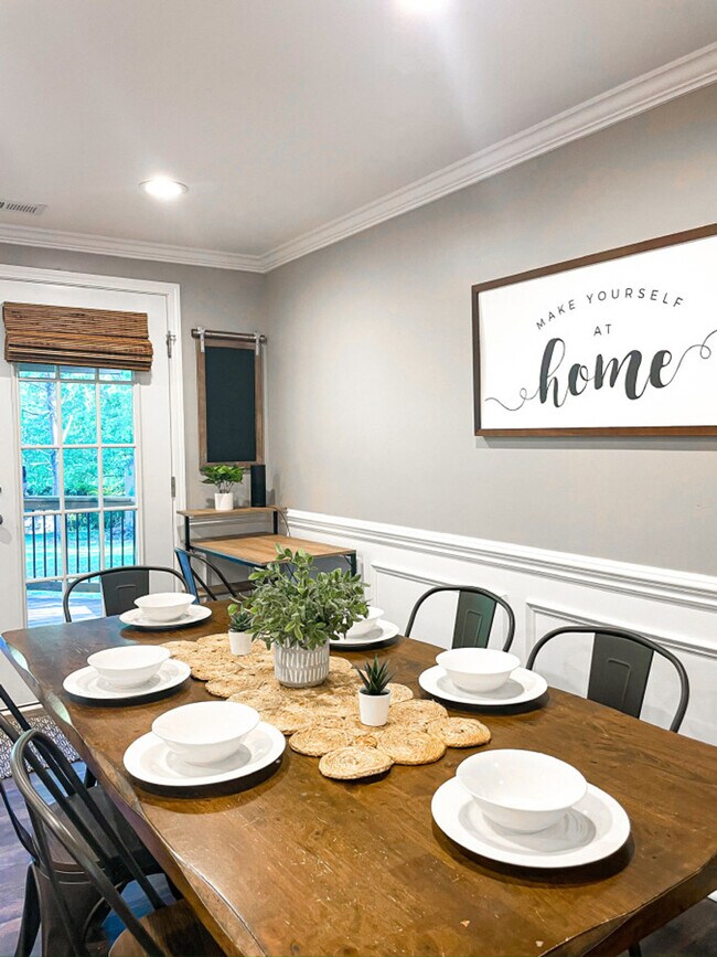 Building Photo - 11501-11505 5 Cedars Rd