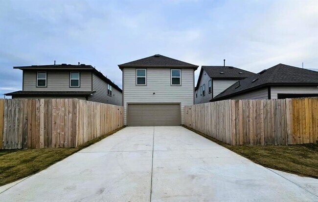 Building Photo - 104 Greinert Dr