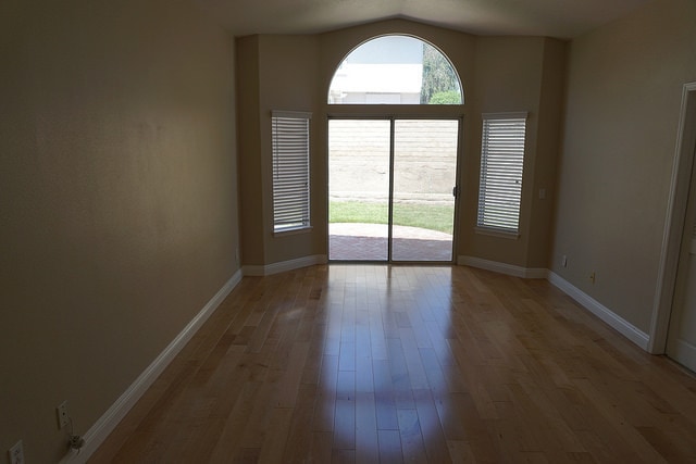 Building Photo - Beautiful 3 Bedroom 2 Bathroom Newbury Park Home! Ready for Move In!