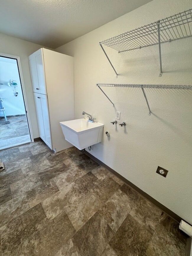 Building Photo - MOVE IN TODAY! Remodeled home with a view