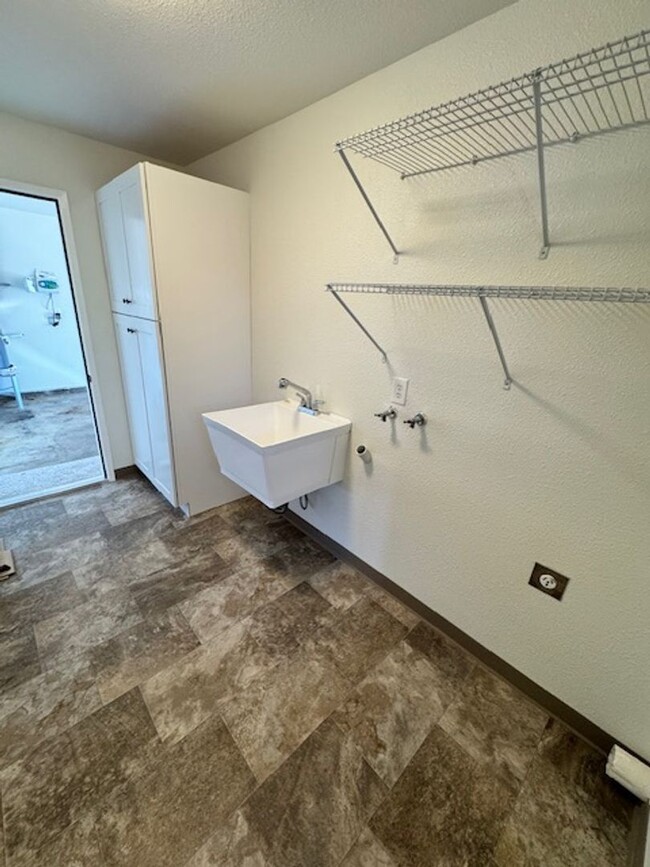 Building Photo - Remodeled home with a view