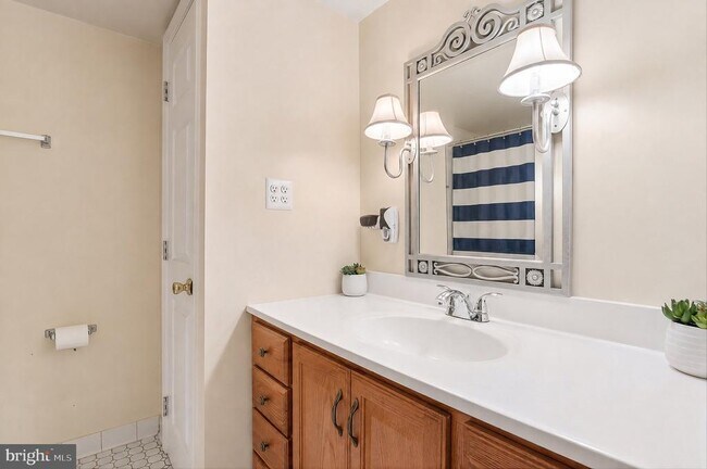 Building Photo - 229 Cabbel Dr