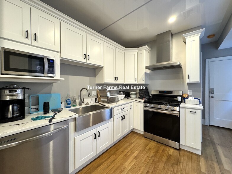 Building Photo - 179 Babcock St