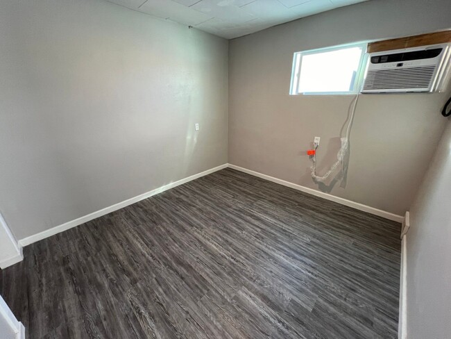 Building Photo - 2 Bedroom 1 Bath Private Apartment Above B...