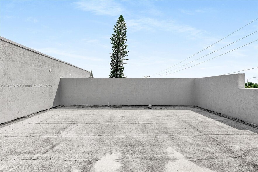 Building Photo - 1123 NE 23rd Ter