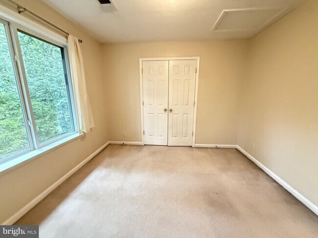 Building Photo - 1234 Lakeview Dr