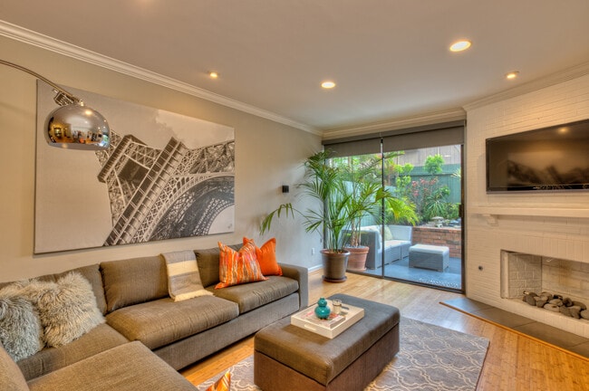 Building Photo - 2663 Centinela Ave
