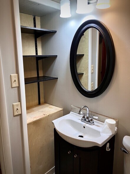 Building Photo - 338 W 4th St