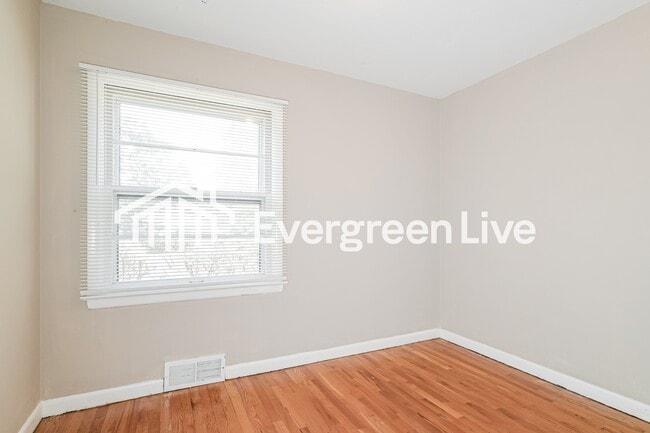 Building Photo - 380 S St Jacques St