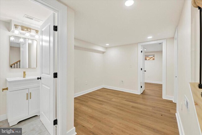 Building Photo - 33 S Morley St