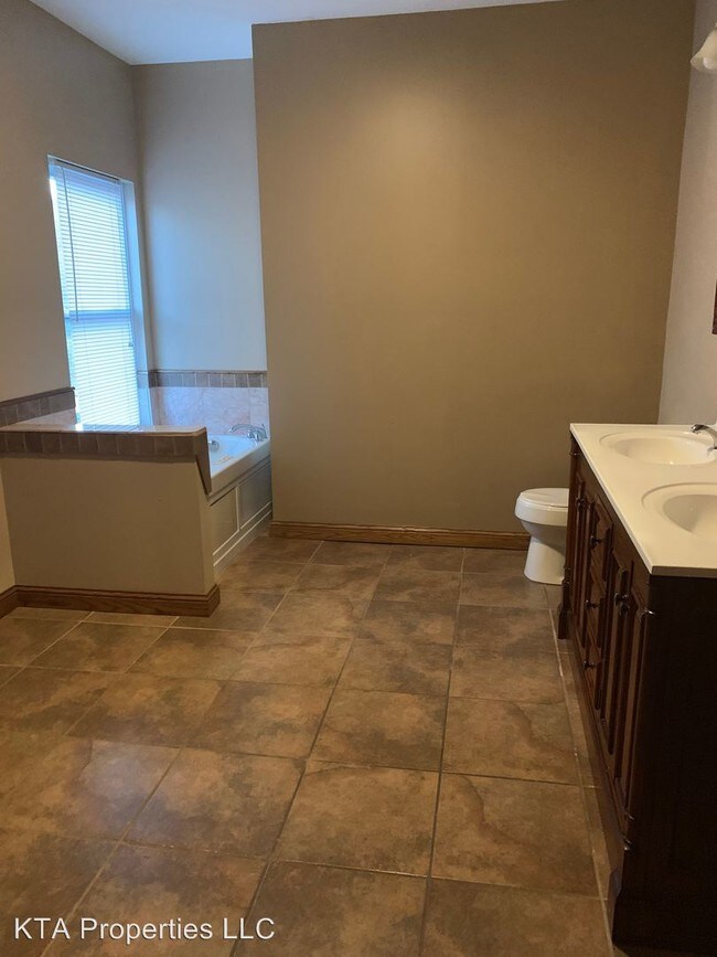 Building Photo - 223 Chestnut St