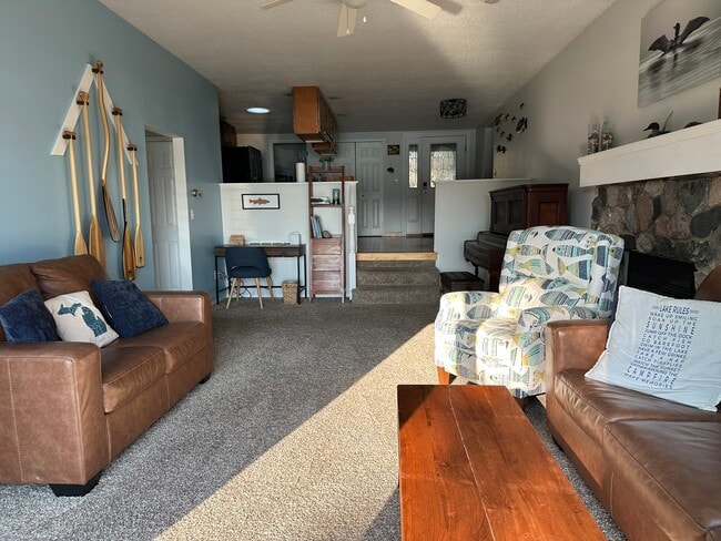 Building Photo - 5515 Lakeview Dr