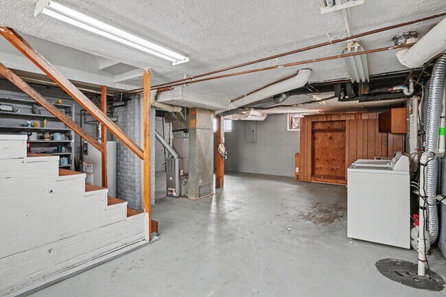 Building Photo - 521 Creel Ave