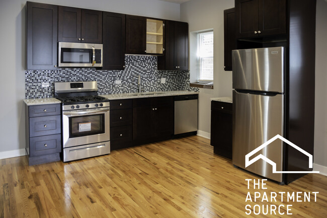 Primary Photo - 1929 W Montrose Ave