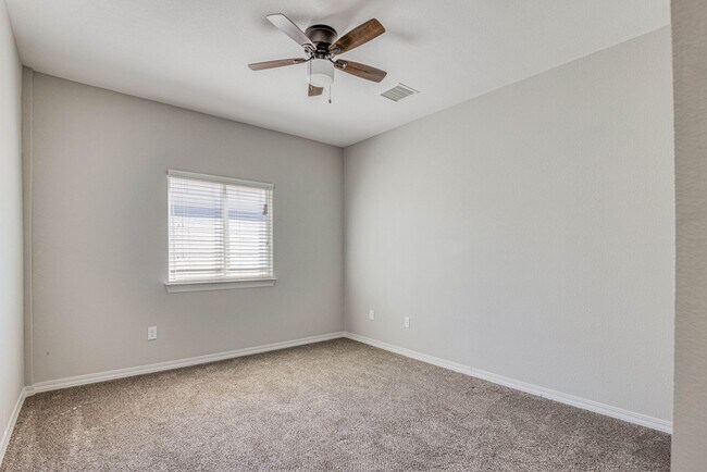 Building Photo - Beautiful East side House with 3 beds-2.5 ...