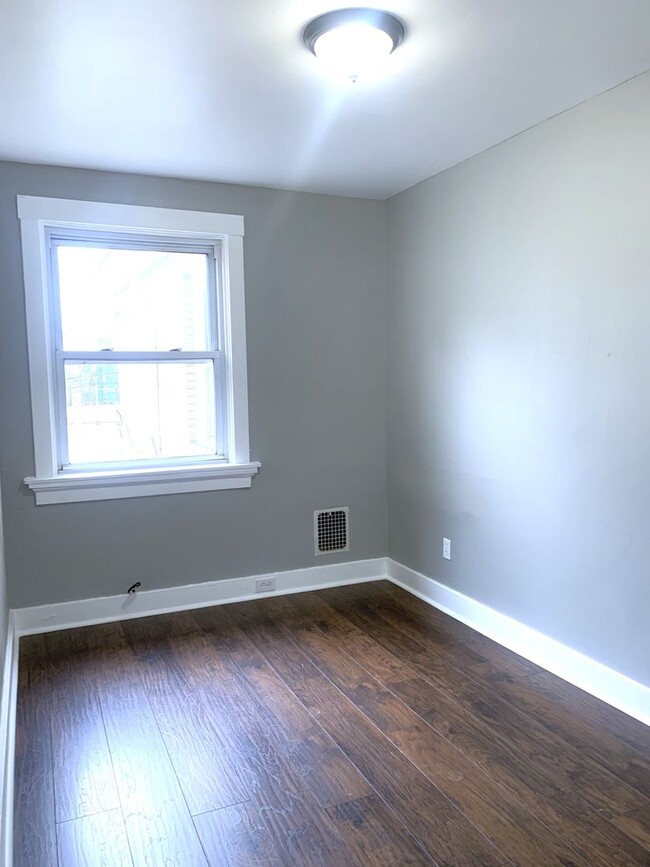 Building Photo - Renovated 3 Bedroom -1 Bathroom Townhouse ...