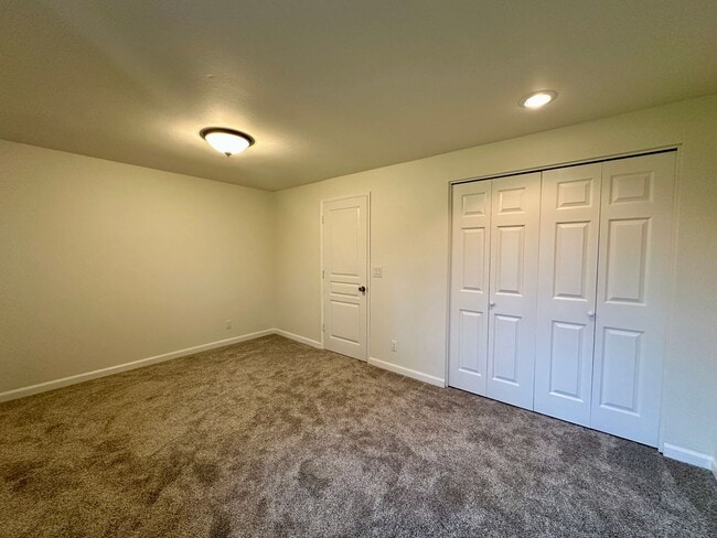 Building Photo - Updated Two Bedroom Condo in Keizer