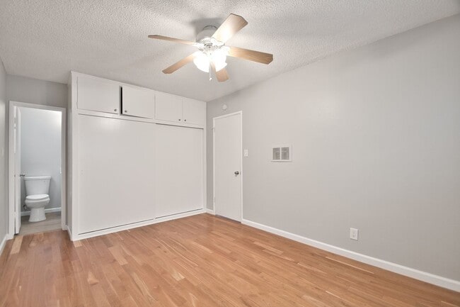 Building Photo - 221 39th St