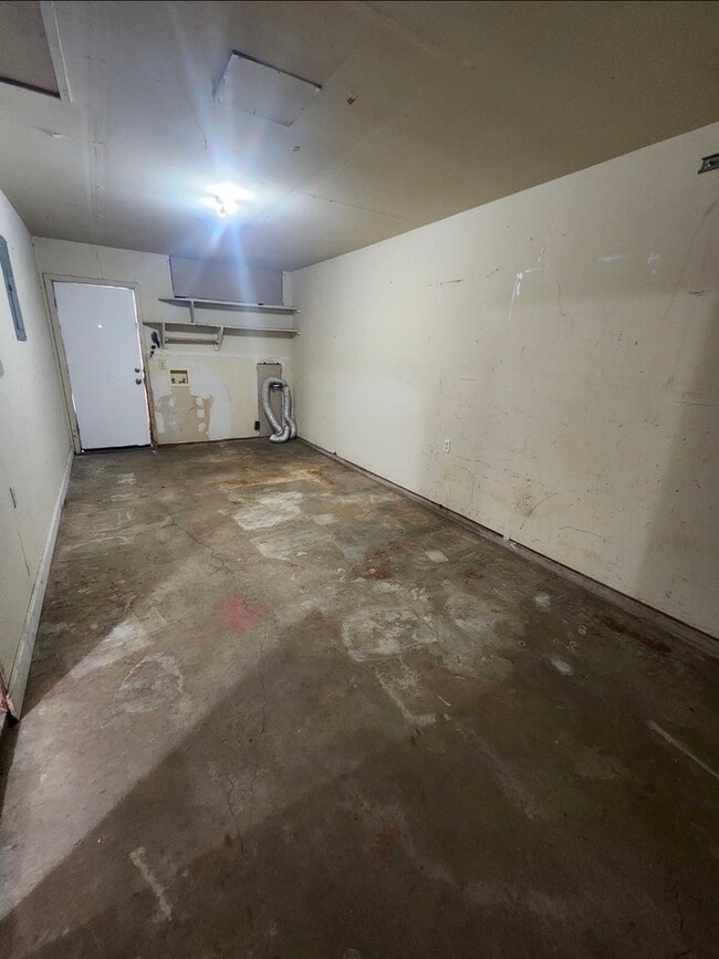 Building Photo - 3 bed 2 bath home with 1 car garage