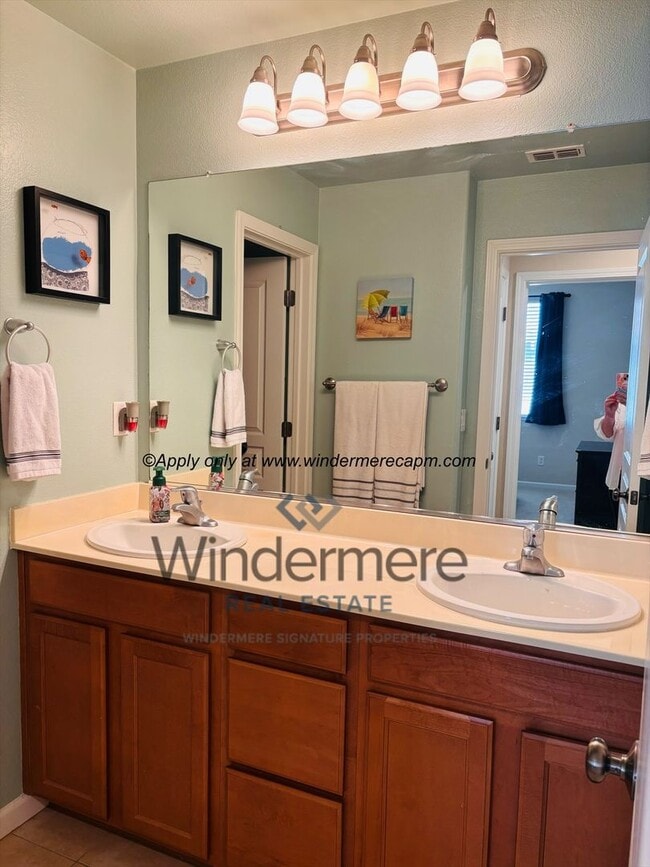 Building Photo - Stylish & Spacious 2 bedroom-/1 bath Condo in Astoria at Gateway Oaks!