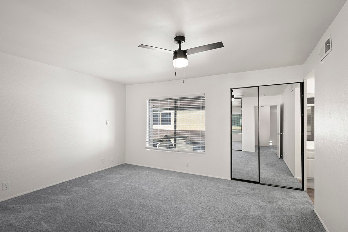 Building Photo - 3216 Caminito Eastbluff