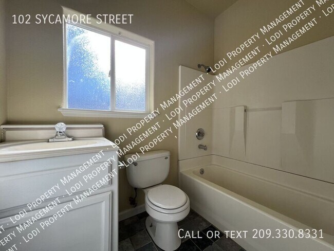 Building Photo - 102 Sycamore St