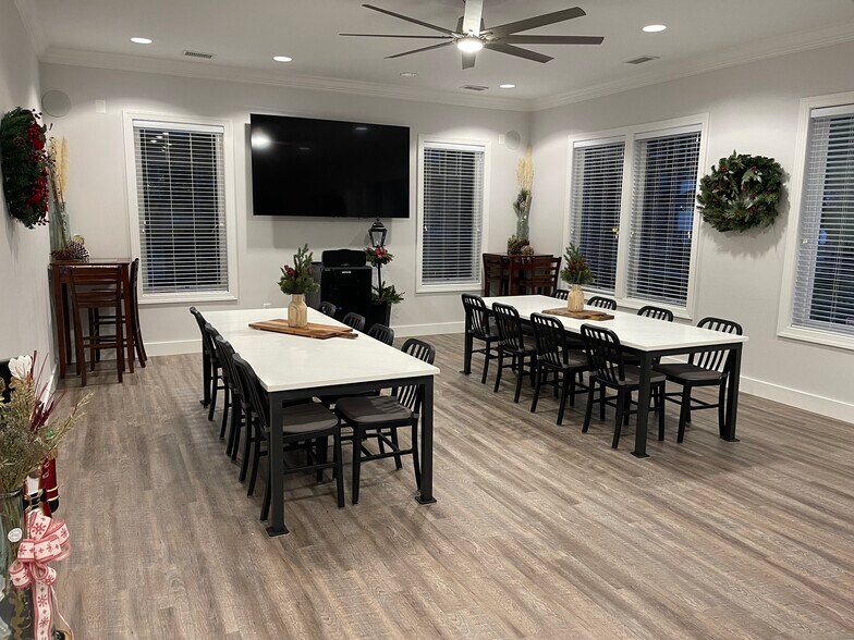 Building Photo - Offering renovated apartments in the heart...