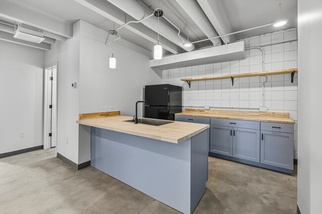 Building Photo - 415 S Weber St