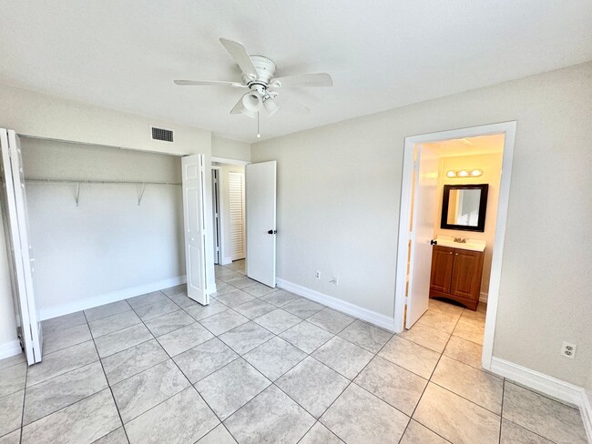 Building Photo - **SPRINGWOOD**2 BED / 2 BATH**NAPLES**ANNU...