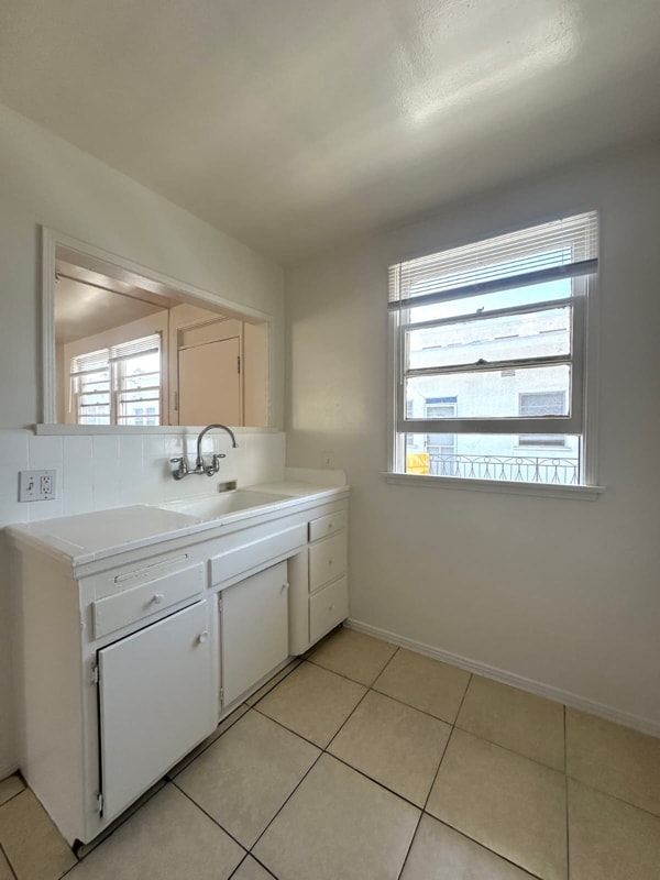 Building Photo - 1737 N Sycamore Ave