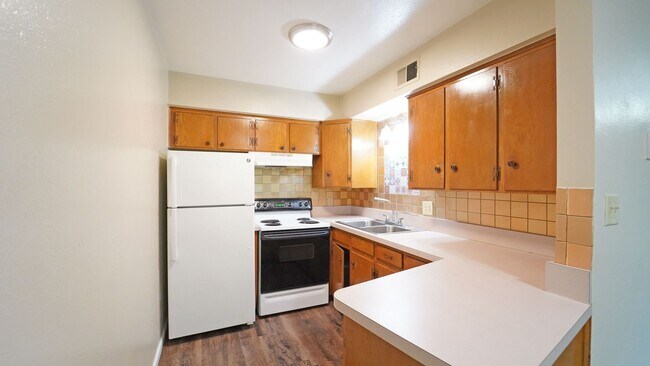 Building Photo - MOVE IN SPECIAL!! FOR LEASE! 2 Bedroom - 1 Bath -  Town House Apartments!