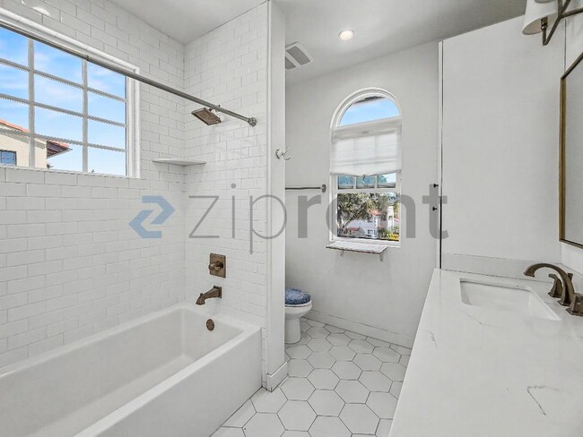 Building Photo - Unit