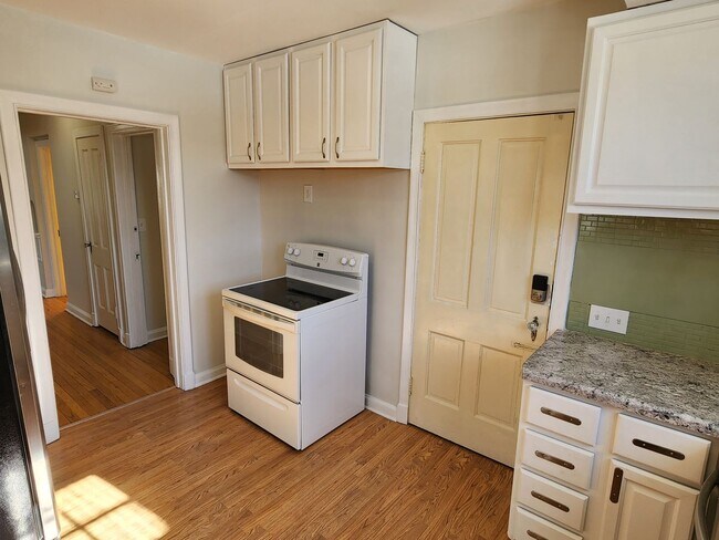Building Photo - Shorewood 2 bedroom upper