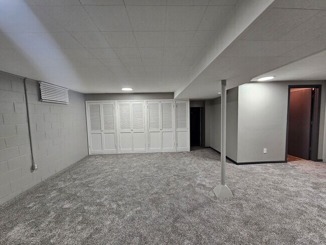 Building Photo - Spacious and Renovated 3 Bedroom Home