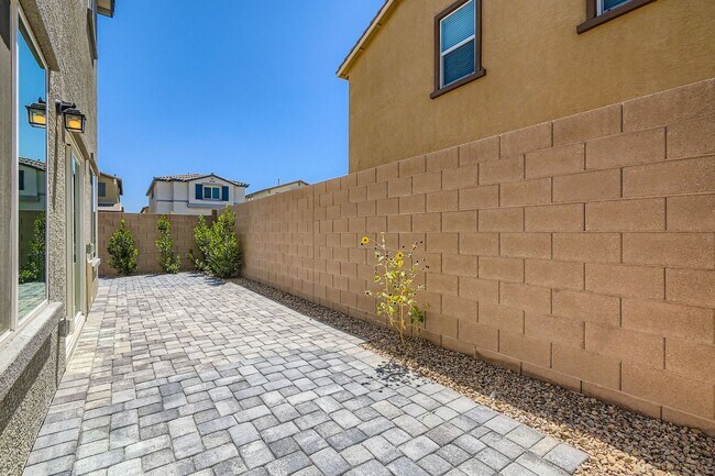 Building Photo - Spacious & Smart: Southern Highlands 4-Bed...