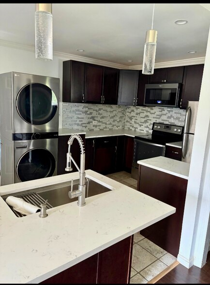 Building Photo - 933 East Ave