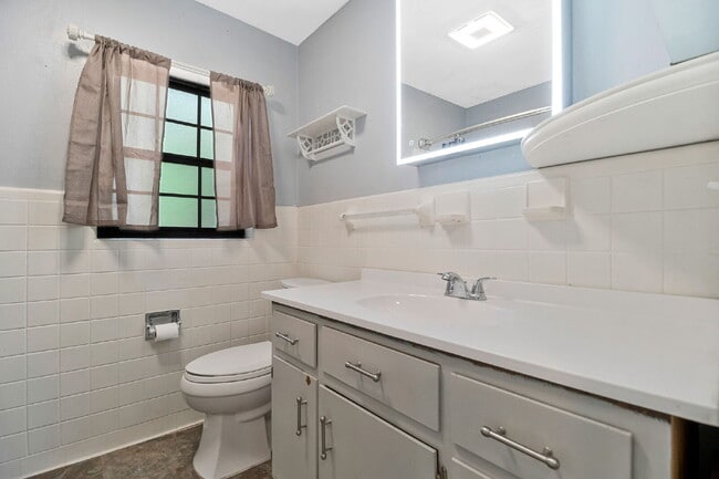 Building Photo - Charming 4 Bedroom Pensacola Rental in a Convenient Location!