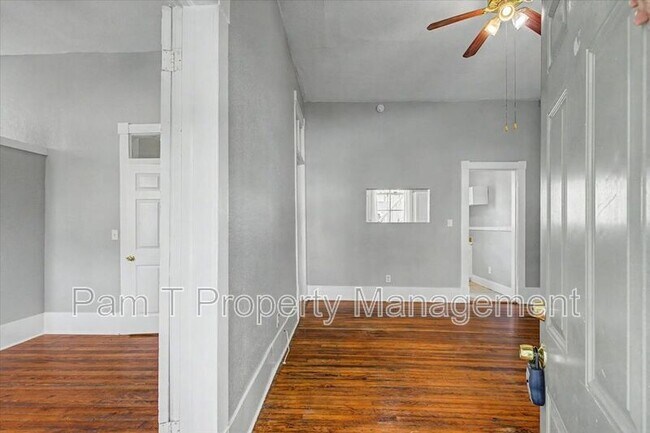 Building Photo - 402 E Park Ave